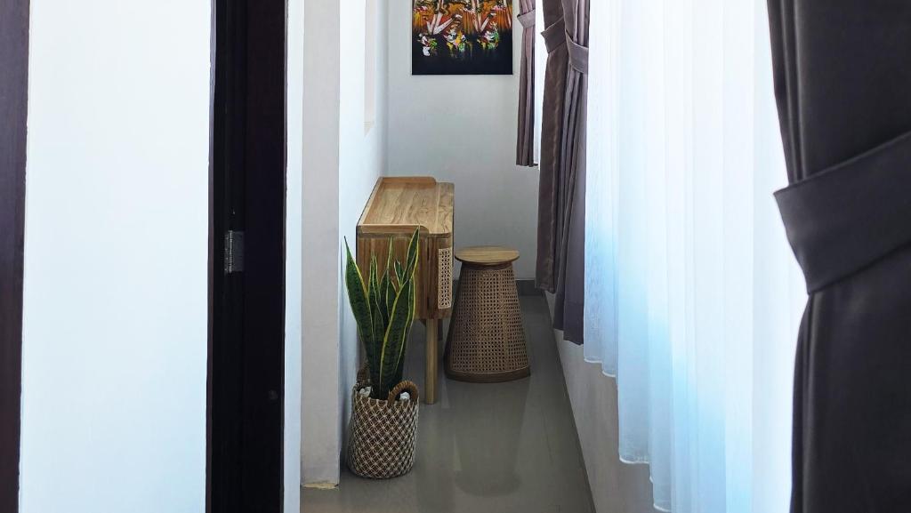 Ground-floor hallway behind the lounge